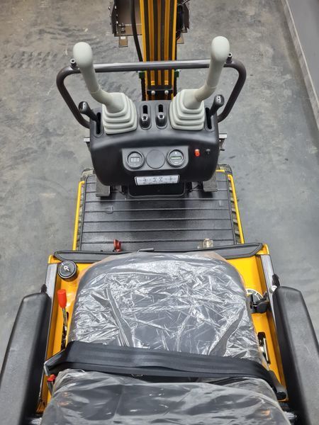 Мини-экскаватор Berger Kraus BK800BSR с поворотной стрелой, регулируемыми гусеницами и ковшом 380 мм BK800BSR_380__ фото