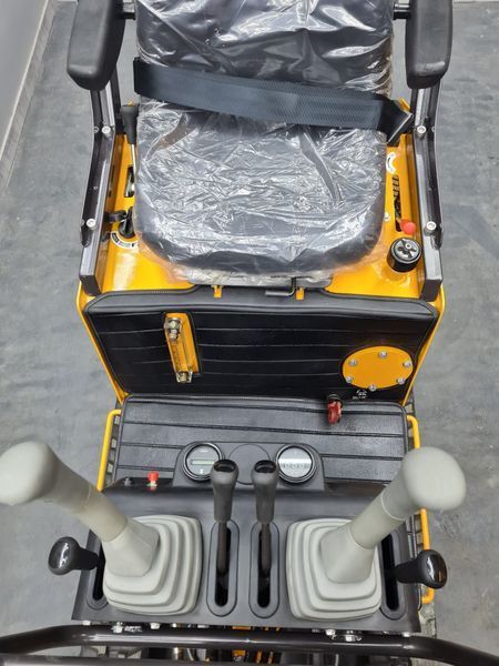 Мини-экскаватор Berger Kraus BK800BSR с поворотной стрелой, регулируемыми гусеницами и ковшом 380 мм BK800BSR_380__ фото