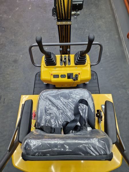 Мини-экскаватор Berger Kraus BK900AS с поворотной стрелой в комплекте с аксессуарами BK900AS_381_ фото
