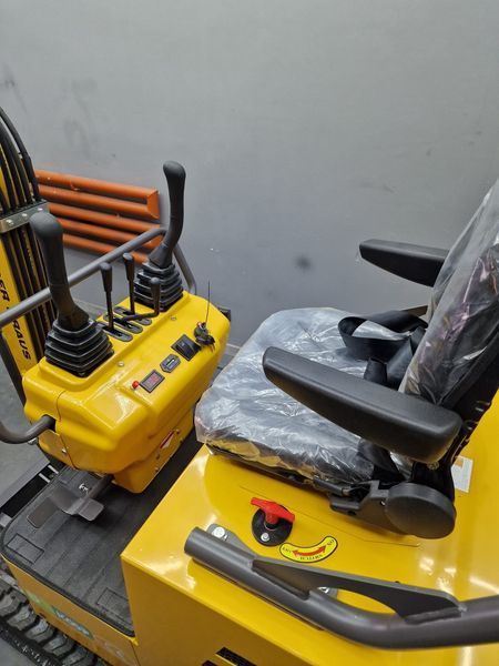Мини-экскаватор Berger Kraus BK900AS с поворотной стрелой в комплекте с аксессуарами BK900AS_381_ фото